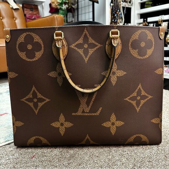 Louis Vuitton OntheGo GM Reverse Monogram Giant (Authentic) - Picture 3 of 16